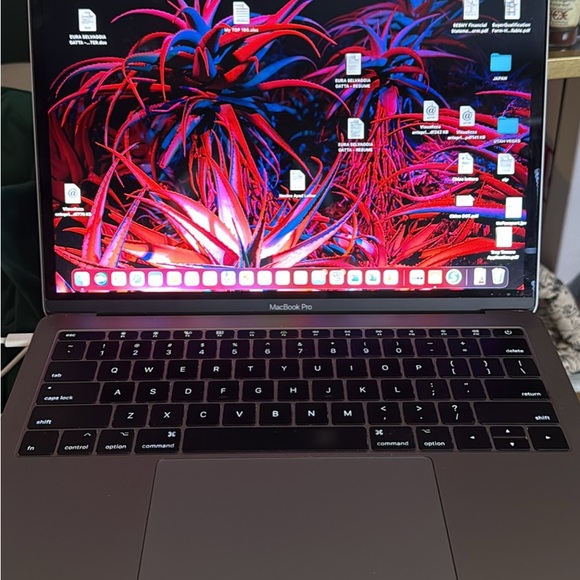 Apple MacBook Pro 2017 - Picture 2 of 6